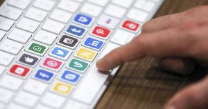 ‘İngiltere’de isimsiz Facebook ve Twitter paylaşımlarına tepki’