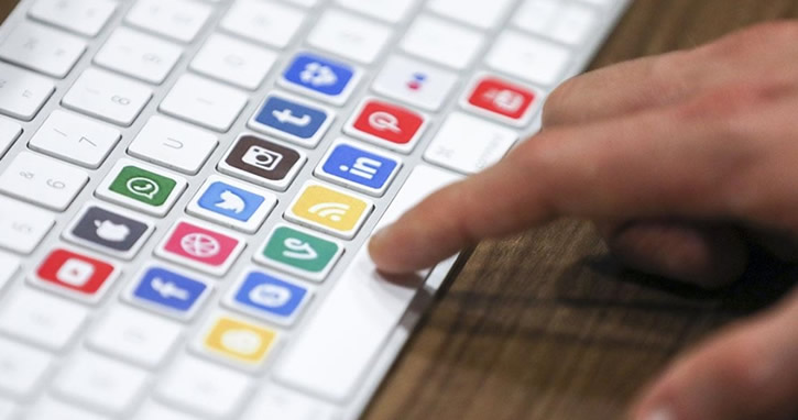 ‘İngiltere’de isimsiz Facebook ve Twitter paylaşımlarına tepki’