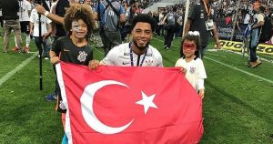 Irkçı saldırıya uğrayan Colin Kazım’dan net cevap