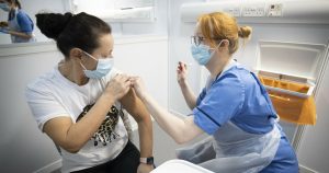 İngiltere’de yetişkin nüfusun yarısı aşılandı