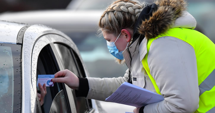 İngiltere mutasyonlu virüs taşıyan kişiyi arıyor