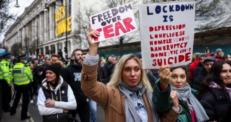 Maskeleri çıkarıp Londra sokaklarına döküldüler