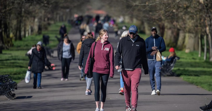 İngiltere’de Pazartesi’den itibaren kısıtlamalar hafifliyor
