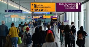 Bir ülke daha İngiltere’ye uçuşları yasakladı