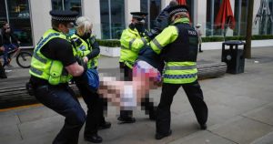 Kadın protestocuya yarı çıplak gözaltı olay oldu