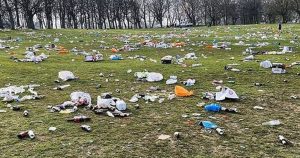 Kısıtlamalar hafifledi: İngiltere çöp yığınlarıyla doldu