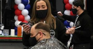 İskoçya’da berber ve kuaförler yeniden açıldı