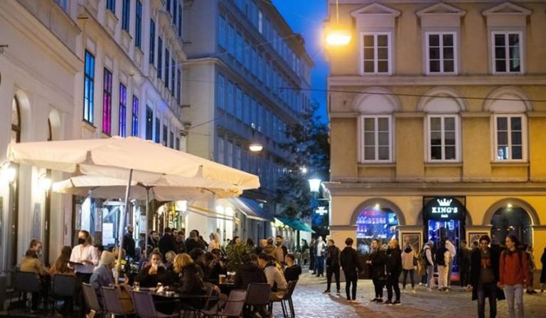 Bir Avrupa ülkesi daha İngiltere’den direkt uçuşları yasaklıyor