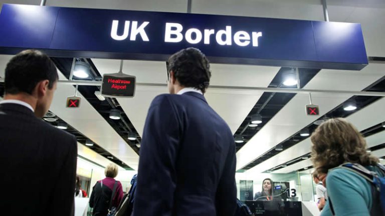İngiltere yüksek vasıflı göçmenlere vizeyi kolaylaştırıyor