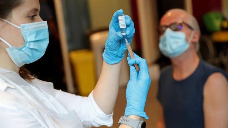 İngiltere’de aşılar sayesinde yüzlerce kişi ölümden döndü