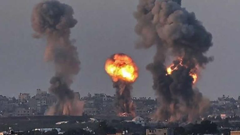 İsrail, Mescid-i Aksa’da Cuma namazı kılanlara saldırdı