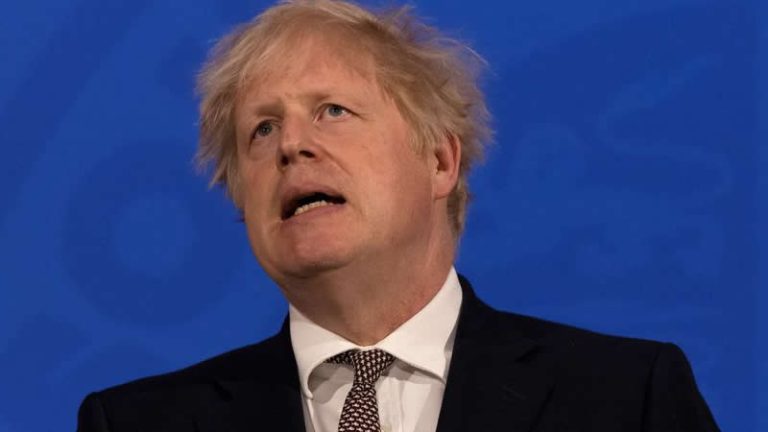 Johnson: “Kısıtlamaların kaldırılması gecikebilir”