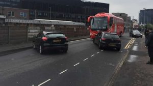 Taraftarlar Liverpool otobüsünün önünü kesti