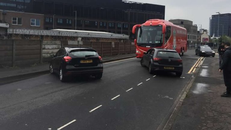 Taraftarlar Liverpool otobüsünün önünü kesti