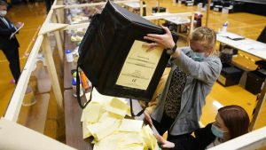 Birleşik Krallık yerel seçim sonuçlarına kilitlendi