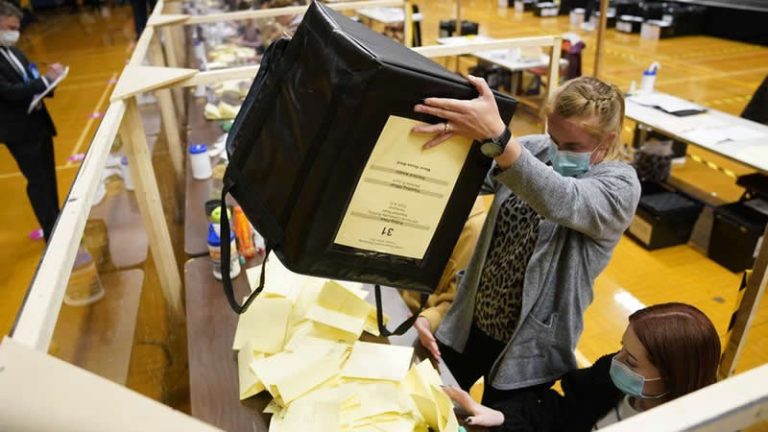 Birleşik Krallık yerel seçim sonuçlarına kilitlendi