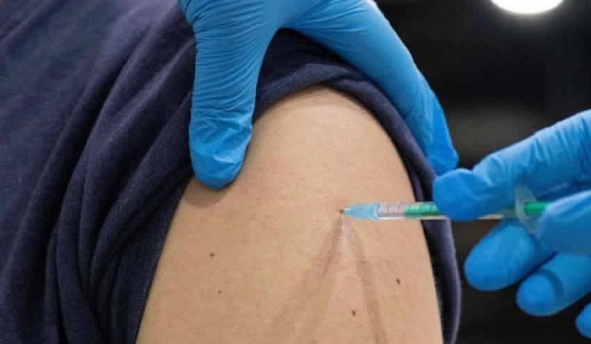 8 binden fazla kişiye aşı yerine solüsyon enjekte etti