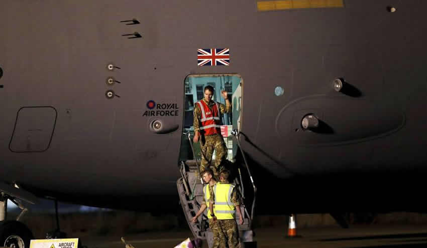 Afgan çalışanları bırakıp, kedi ve köpekleriyle İngiltere’ye döndü