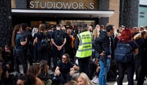 Aşı karşıtları BBC binasını basmaya çalıştı