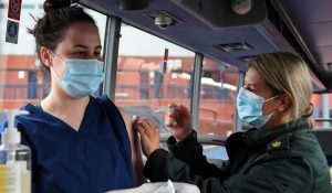 Aşı olan gençlere taksi ve yemek siparişi indirimleri verilecek