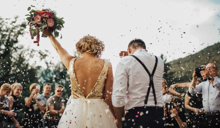 Evli çift düğünlerine gelmeyenlere fatura gönderdi