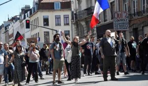 Fransa’da Kovid-19 ile mücadele karşıtı protestolar sürüyor