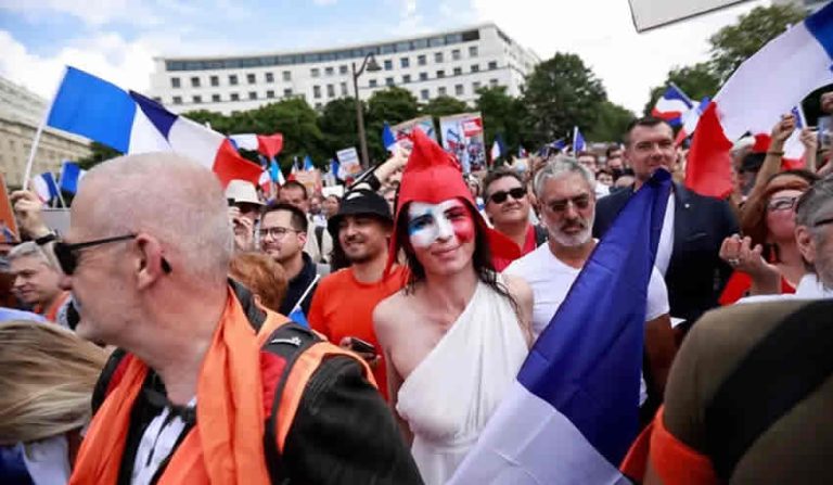 Fransa’da binlerce kişi aşı kartı uygulamasını protesto etti