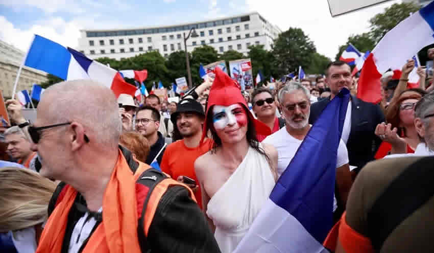 Fransa’da binlerce kişi aşı kartı uygulamasını protesto etti