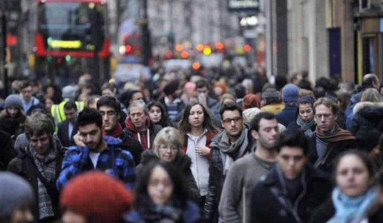 İngiltere Haziran’da tahminlerin üzerinde büyüdü