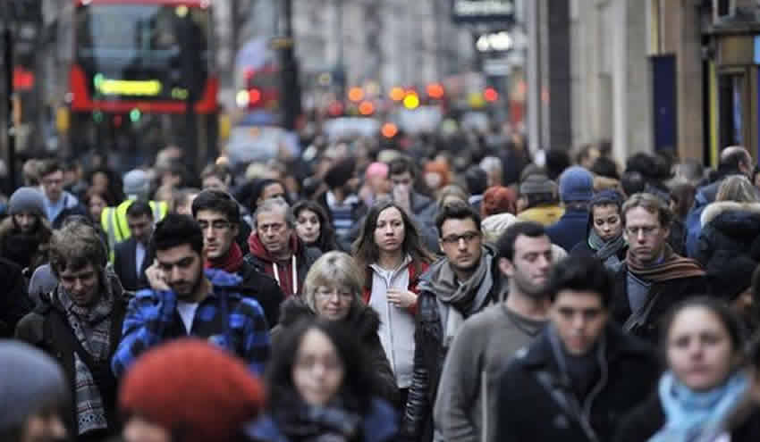 İngiltere Haziran’da tahminlerin üzerinde büyüdü