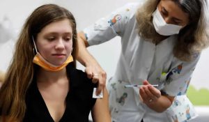 İsrail’de 12 yaş ve üzerindekiler için 3. doz aşı kararı