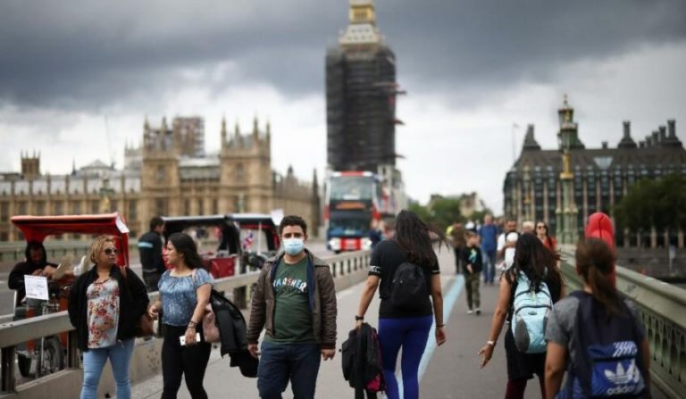 Kısıtlamalar kaldırıldığı halde COVID-19 vakaları düşmeye devam ediyor