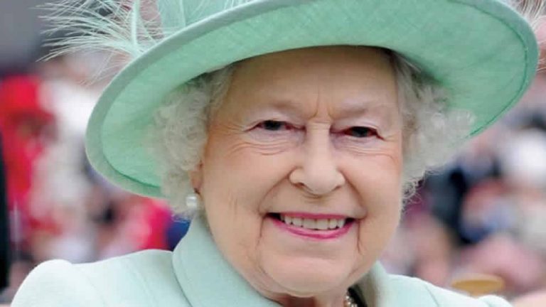 Kraliçe, Buckingham Sarayı’nda çalışacak güvenlik uzmanı arıyor