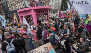 Londra’nın en işlek cadde ve meydanlarını trafiğe kapattılar