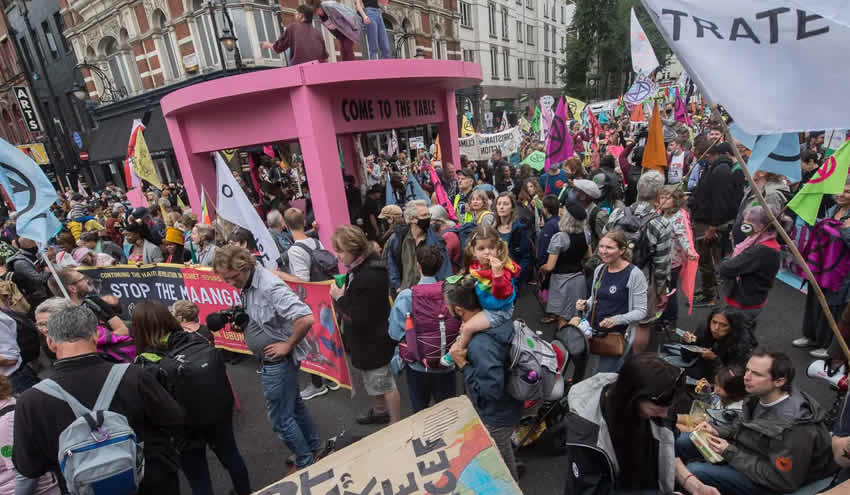 Londra’nın en işlek cadde ve meydanlarını trafiğe kapattılar