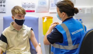 NHS İngiltere, 12-15 yaşındakiler için aşı planı hazırlıyor