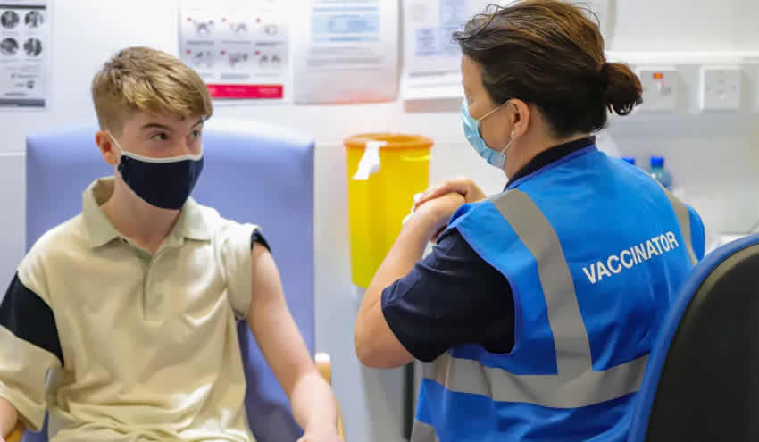 NHS İngiltere, 12-15 yaşındakiler için aşı planı hazırlıyor