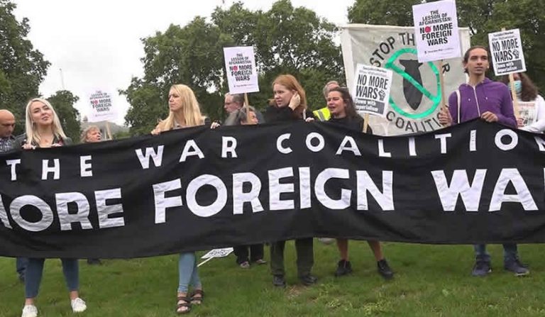 Savaş karşıtları ve Afganlar parlamento oturumu sırasında gösteri düzenledi