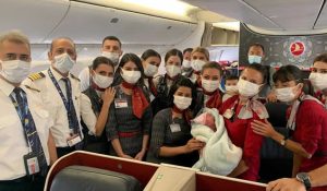 THY’nin tahliye uçuşunda Afgan bebek dünyaya geldi