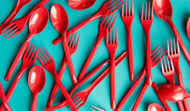 Tek kullanımlık plastik çatal, bıçak ve tabaklara yasak geliyor