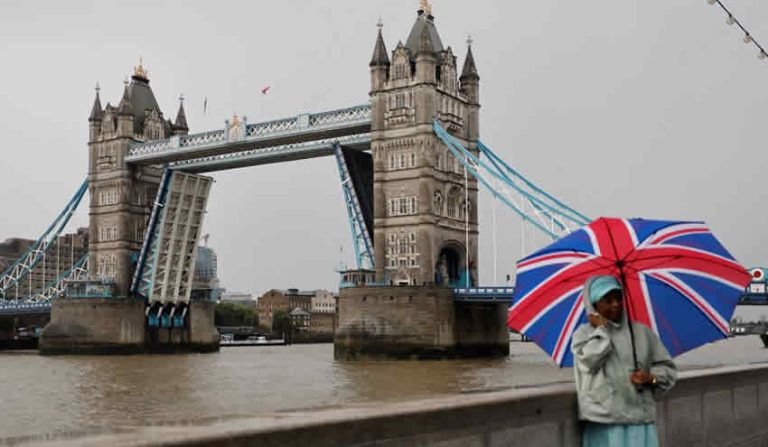 Tower Bridge köprüsünün kolları havada asılı kaldı