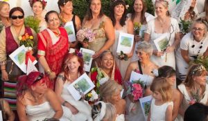 Çevreci kadınlar, inşaat için kesilmesi planlanan ağaçlarla evlendi