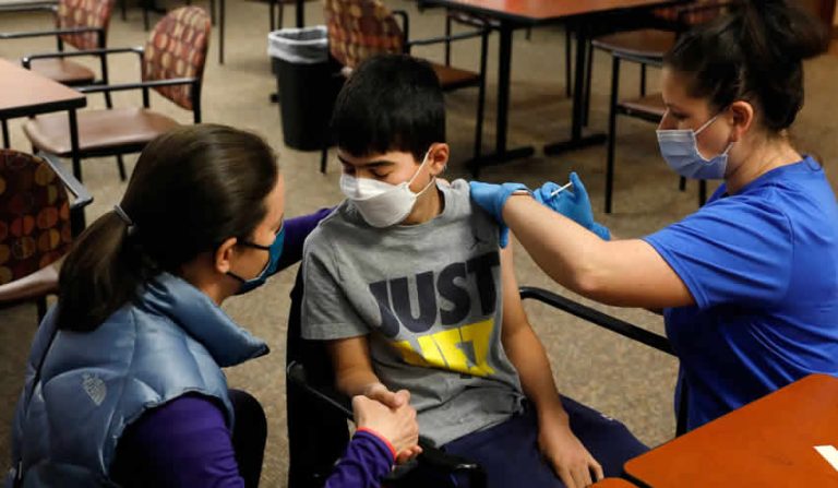 İngiltere 18 yaş altı gençlerin aşılanmasına neden izin vermiyor