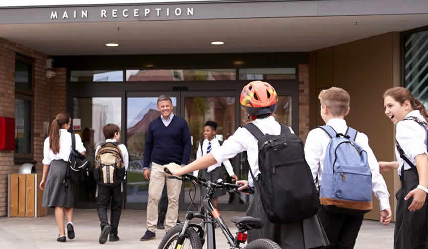 Milyonlarca öğrenci endişeler arasında ders başı yaptı