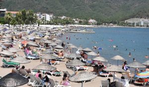 Türkiye’de turizm bölgelerindeki esnaf tekrar kepenkleri açıyor