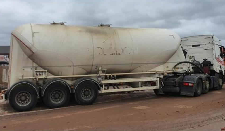 20 sürücü benzin taşıdığını sandıkları tankeri takip etti