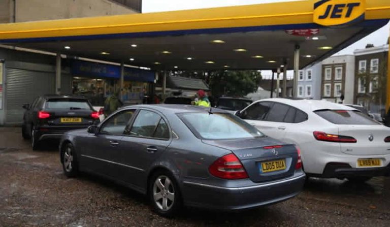 Akaryakıt krizi: Araç kuyrukları artmaya devam ediyor