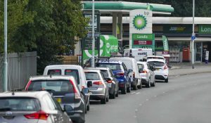 İngiltere’de yakıt vergisinde planlanan artış iptal edildi