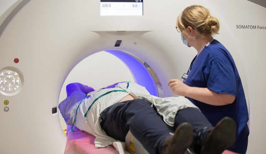 NHS İngiltere, iş yükünü azaltmak için 5,9 milyar sterlin alacak