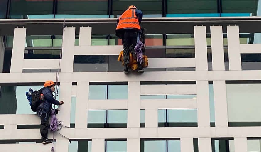 Türk kökenli iklim aktivisti İçişleri Bakanlığı binasına tırmandı